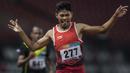 Pelari Indonesia, Sapto Yogo Purnomo, melakukan selebrasi usai meraih medali emas cabang atletik nomor lari 200 meter T 37 Asian Para Games di SUGBK, Jakarta, Senin (8/10/2018). (Bola.com/Vitalis Yogi Trisna)