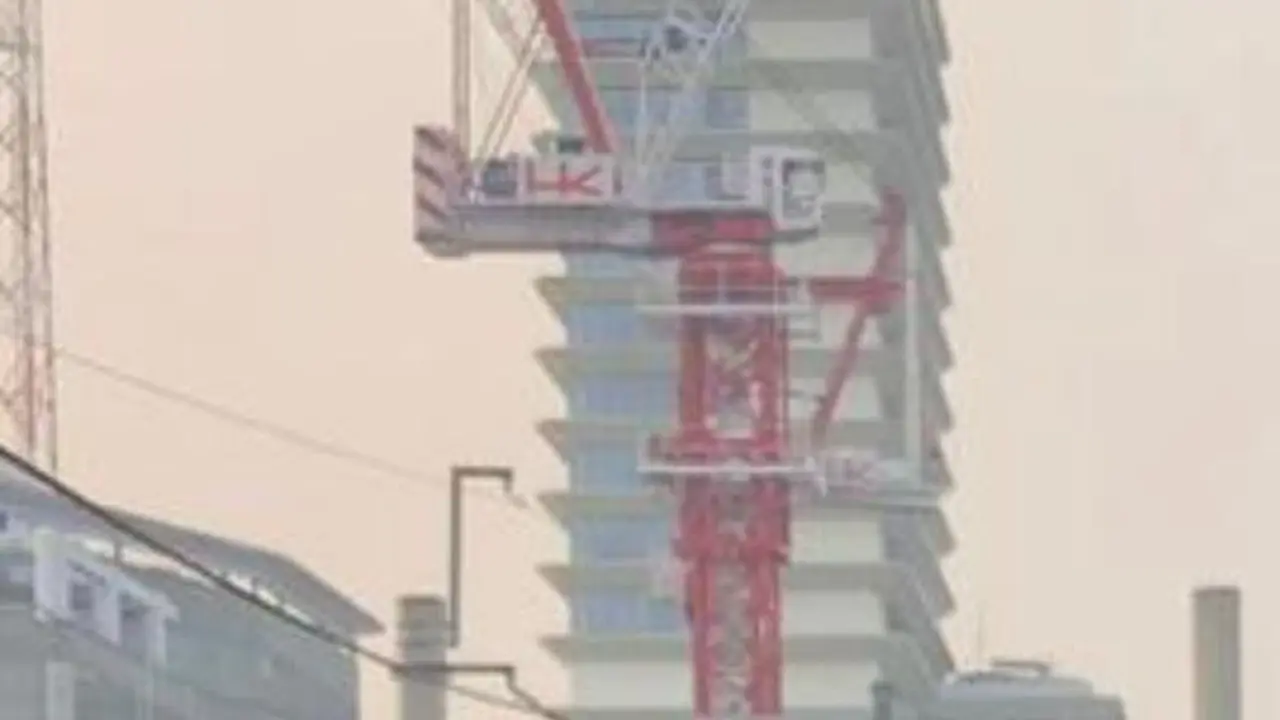 Muatan Crane Jatuh di Rel MRT Depan Kejagung.