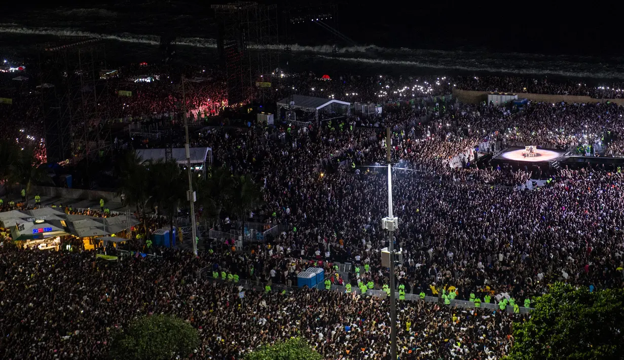 Foto udara memperlihatkan suasana konser bintang pop asal Amerika Serikat Lady Gaga di pantai Copacabana di Rio de Janeiro, Brasil pada 3 Mei 2025. (Daniel RAMALHO/AFP)