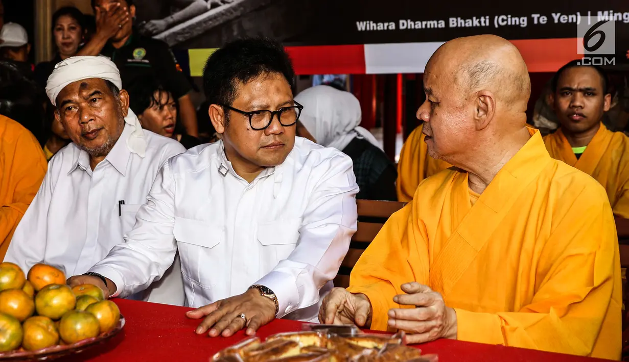 Anggota Dewan Syuro PKB Abdul Ghofur dan Ketum PKB Muhaimin Iskandar bersama dengan para biksu dan Solidaritas Umat Buddha usai berdialog di Wihara Dharma Bhakti (Cing Te Yen) Petak Sembilan Glodok, Jakarta, Minggu (3/9). (Liputan6.com/Angga Yuniar)