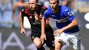 Bek AC Milan, Ignazio Abate berusaha merebut bola pemain Sampdoria, Ivan Strinic saat bertanding pada lanjutan Liga Serie A Italia di Stadion Luigi Ferraris di Genoa (24/9). AC Milan takluk dari Sampdoria dengan skor 2-0. (AFP Photo/Filippo Monteforte)