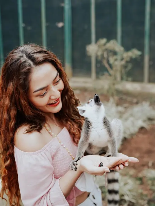Sebagai artis, Siti Badriah memang senang mengeksplorasi gaya rambut. Dikriting seperti ini misalnya. (Foto: Instagram/ sitibadriahh)