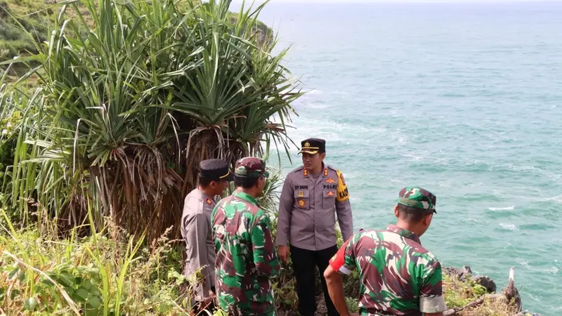 Kapolres Gunungkidul saat meninjau lokasi kecelakaan laut di Pantai ParangRatjuk Gunungkidul