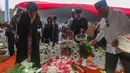 Beliau juga pernah menjabat sebagai, Menteri Negara Lingkungan Hidup (Era Persiden Soeharto); Menteri Pendidikan dan Kebudayaan (Era Presiden B.J. Habibie); dan Menteri Pertahanan (Era Presiden Abdurrahman Wahid/Gus Dur dan Susilo Bambang Yudhoyono). Tampak dalam foto, suasana prosesi pemakaman mantan Menteri Pertahanan, Juwono Sudarsono, di Taman Makam Pahlawan Nasional (TMPN), Kalibata, Jakarta, Minggu (29/3/2026). (merdeka.com/Arie Basuki)