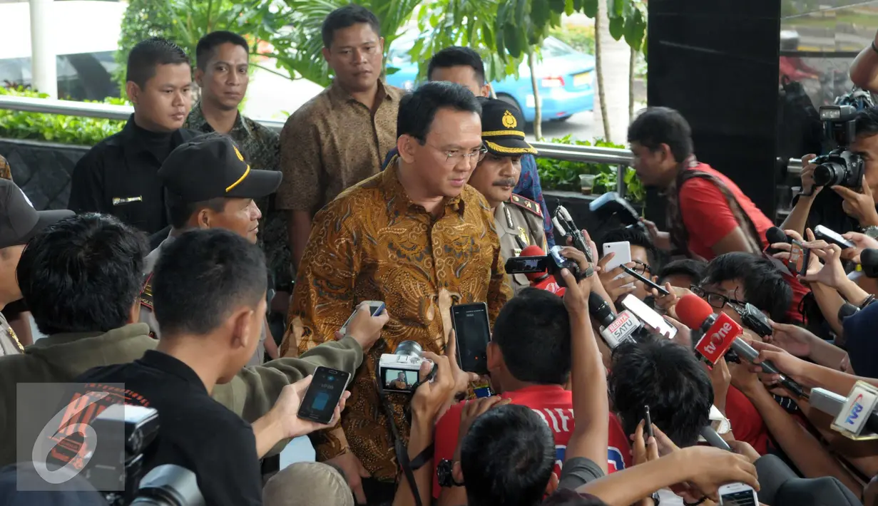 Gubernur DKI Jakarta Basuki T Purnama tiba di gedung KPK, Jakarta, Selasa (10/5). Ahok diperiksa sebagai saksi dalam penyidikan perkara dugaan tindak pidana pemberian hadiah terkait pembahasan Raperda Pantai Utara Jakarta. (Liputan6.com/Helmi Afandi)