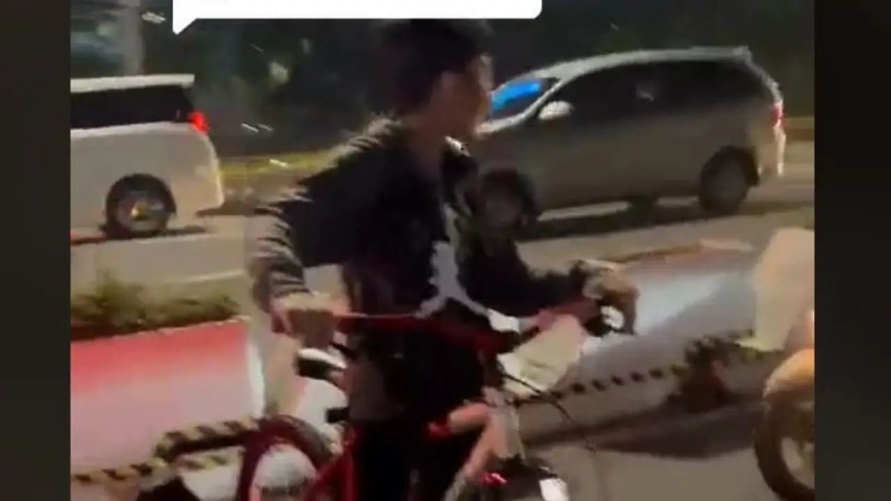 Aksi Bocah Halangi Pengendara Motor yang Lewati Jalur Sepeda Tuai Pujian