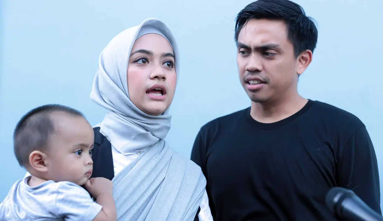  "Ngga, ngga percaya aja," ujar Ayudia di kawasan Kemang, Jakarta Selatan, baru-baru ini ketika ditanya terkait jasa pengasuh anak. (Deki Prayoga/Bintang.com)