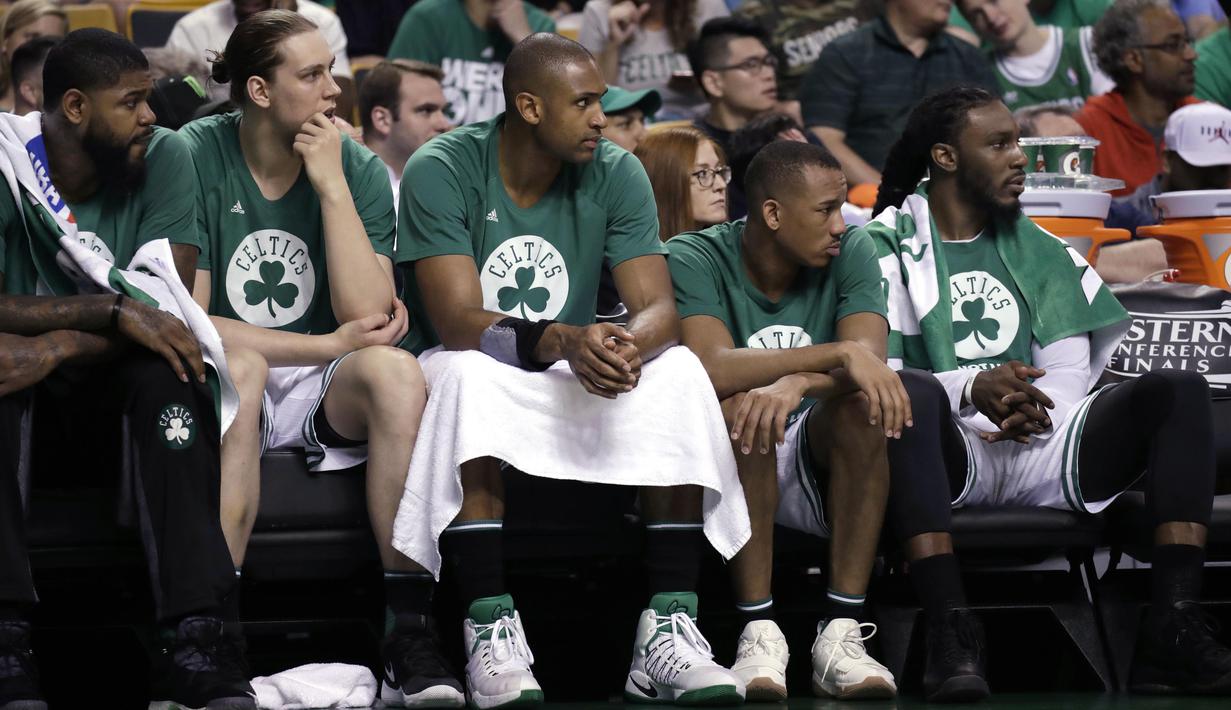 Ekspresi para pemain Boston Celtics saat timnya tertinggal dari Cleveland di kuarter kedua pada NBA basketball Eastern Conference final Wilayah Timur di TD Garden, Boston (19/5/2017). Cavs menang 130-86. (AP/Elise Amendola)