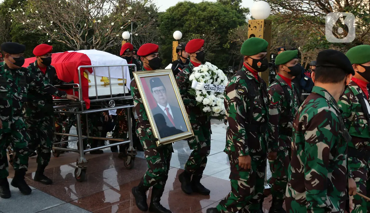 Anggota TNI mengiringi jenazah Menteri Pendayagunaan Aparatur Negara dan Reformasi Birokrasi (Menpan RB) Tjahjo Kumolo menuju lokasi pemakaman di Taman Makam Pahlawan Nasional, Kalibata, Jakarta, Jumat (1/7/2022). Menpan RB Tjahjo Kumolo meninggal dunia pada Jumat (1/7) sekitar pukul 11.10 WIB. (Liputan6.com/Helmi Fithriansyah)