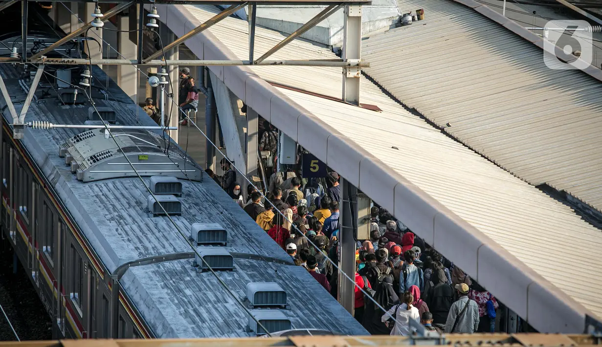 Penumpang KRL mengantre di Stasiun Tanah Abang, Jakarta Pusat, Kamis (4/2/2021) sore. Menurut keterangan petugas, antrean panjang tersebut hampir terjadi setiap harinya saat bulan Ramadhan. (Liputan6.com/Faizal Fanani)