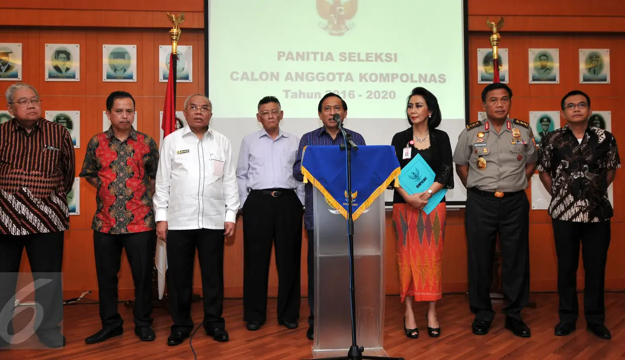 Komjen Imam Sudjarwo (tengah) didampingi panitia seleksi Komisi Kepolisian Nasional (Kompolnas) saat  umumkan pembentukan panitia seleksi calon anggota Kompolnas 2016 di kantor Kompolnas, Jakarta, Jumat (8/1). (Liputan6.com/Yoppy Renato)