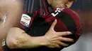 Bek AC Milan, Luca Antonelli melakukan selebrasi usai mencetak gol kegawang Chievo pada laga serie A di stadion San Siro, Italia (28/10/2015). AC Milan menang atas Chievo dengan skor 1-0. (REUTERS/Alessandro Garofalo)