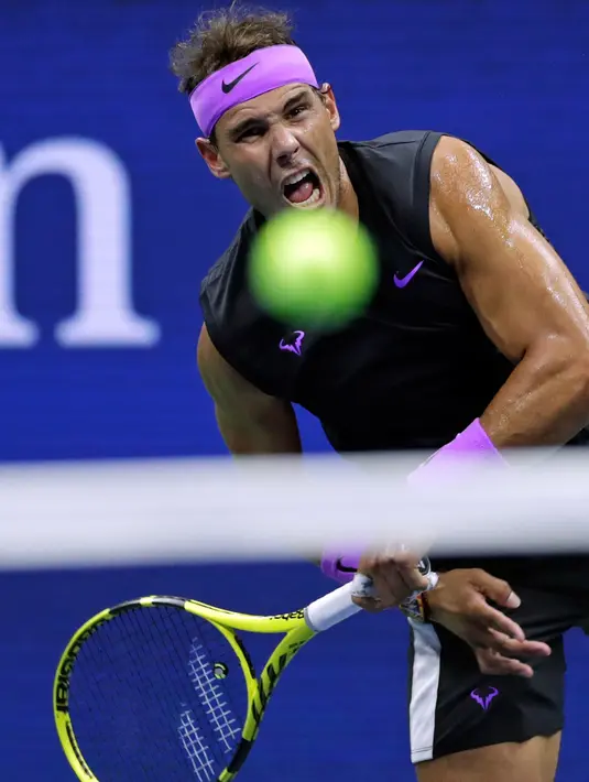 Petenis Spanyol, Rafael Nadal melakukan pukulan ke arah petenis Australia, John Millman pada babak pertama AS Terbuka 2019 di USTA Billie Jean King National Tennis Center, Kamis (27/8/2019). Unggulan kedua asal Spanyol itu menang 6-3, 6-2, 6-2 dalam waktu kurang dari dua jam. (AP/Adam Hunger)