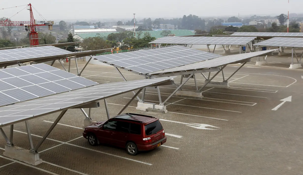 Mobil terpakir di bawah carport tenaga surya di pusat perbelanjaan, Kenya Nairobi, Afrika (15/9/2015). Afrika memiliki 3.300 panel surya yang menghasilkan 1.256 MWh per tahun mengurangi emisi karbon hingga 745 ton per tahun. (REUTERS/Thomas Mukoya)