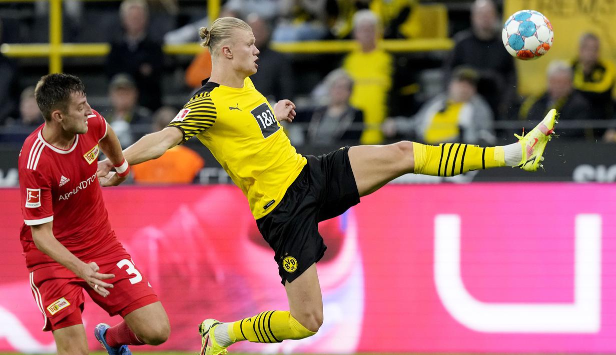 Dua golnya itu membuat Haaland kini bertengger di puncak top skor sementara Liga Jerman 2021/2022 dengan torehan 7 gol. Ia berbagi tempat dengan Robert Lewandowski yang juga memiliki jumlah gol yang sama. (AP/Martin Meissner)