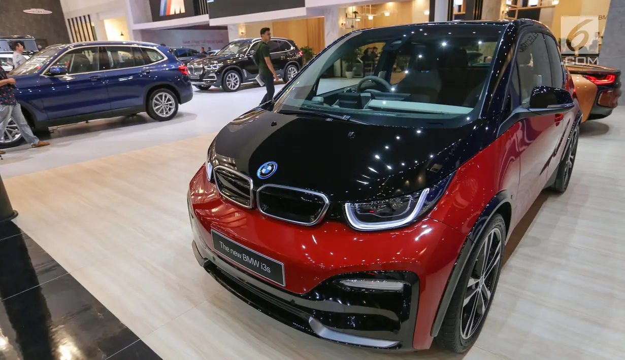 Sebuah mobil New BMW i3s dipajang dalam pameran GIIAS 2019, di ICE BSD, Tangerang, Jumat (19/7/2019). Mobil ramah lingkungan mampu menempuh jarak antara 330 hingga 345 km dalam sekali pengisian daya yang mengacu pada metode pengetesan NEDC. (Liputan6.com/Fery Pradolo)