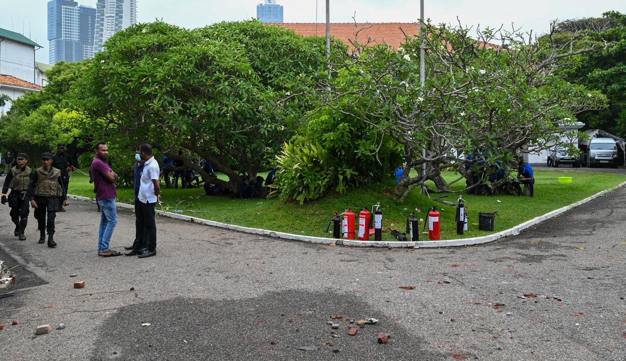 <p>Sebuah pemandangan menunjukkan bagian dalam kediaman resmi mantan Perdana Menteri Mahinda Rajapaksa 'Temple Trees', sehari setelah diterobos oleh para pengunjuk rasa di Kolombo pada 10 Mei 2022. PM Sri Lanka Mahinda Rajapaksa mengundurkan diri di tengah gelombang demonstrasi massal yang memprotes cara pemerintah menangani krisis ekonomi. (ISHARA S. KODIKARA / AFP)</p>