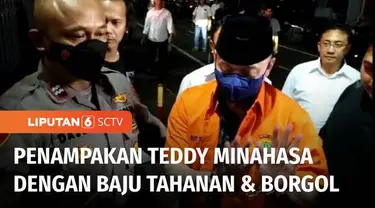 Dengan tangan diborgol, mantan Kapolda Sumatera Barat, Irjen Teddy Minahasa tiba di rumah tahanan Polda Metro Jaya, pada Senin (24/10) malam. Irjen Teddy akan ditahan selama 20 hari, terkait penyalahgunaan narkoba jenis sabu.