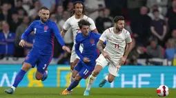 Pemain Swiss Renato Steffen (kanan) dikejar oleh pemain Inggris Mason Mount pada pertandingan uji coba di Stadion Wembley, London, Inggris, 26 Maret 2022. Inggris menang 2-1. (AP Photo/Alastair Grant)