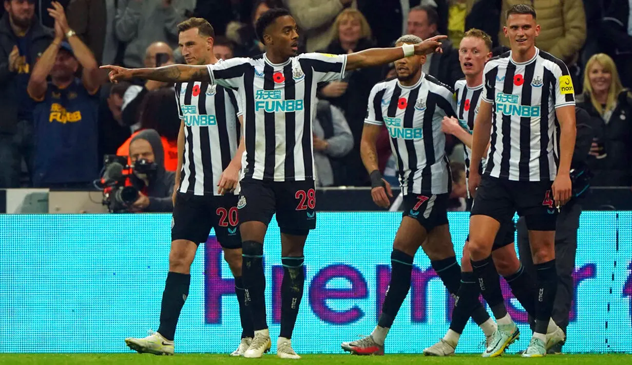 Pemain Newcastle United Joe Willock (depan kiri) melakukan selebrasi usai mencetak gol ke gawang Chelsea pada pertandingan Liga Inggris di St. James' Park, Newcastle, Inggris, 12 November 2022. Newcastle United mengalahkan Chelsea dengan skor 1-0. (Owen Humphreys/PA via AP)