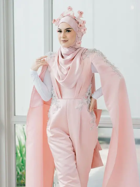 Penampilan Irish Bella ini pun tak lepas dari sorotan netizen. Dirinya tampak menawan dengan busana berkonsep jumpsuite mewah pink dengan detail bunga yang begitu cantik. (Liputan6.com/IG/@_irishbella_)