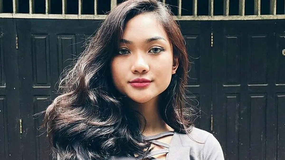 Kerap Tampil Seksi, Ini 5 Foto Marion Jola Pakai Seragam Sekolah -  Entertainment Fimela.com