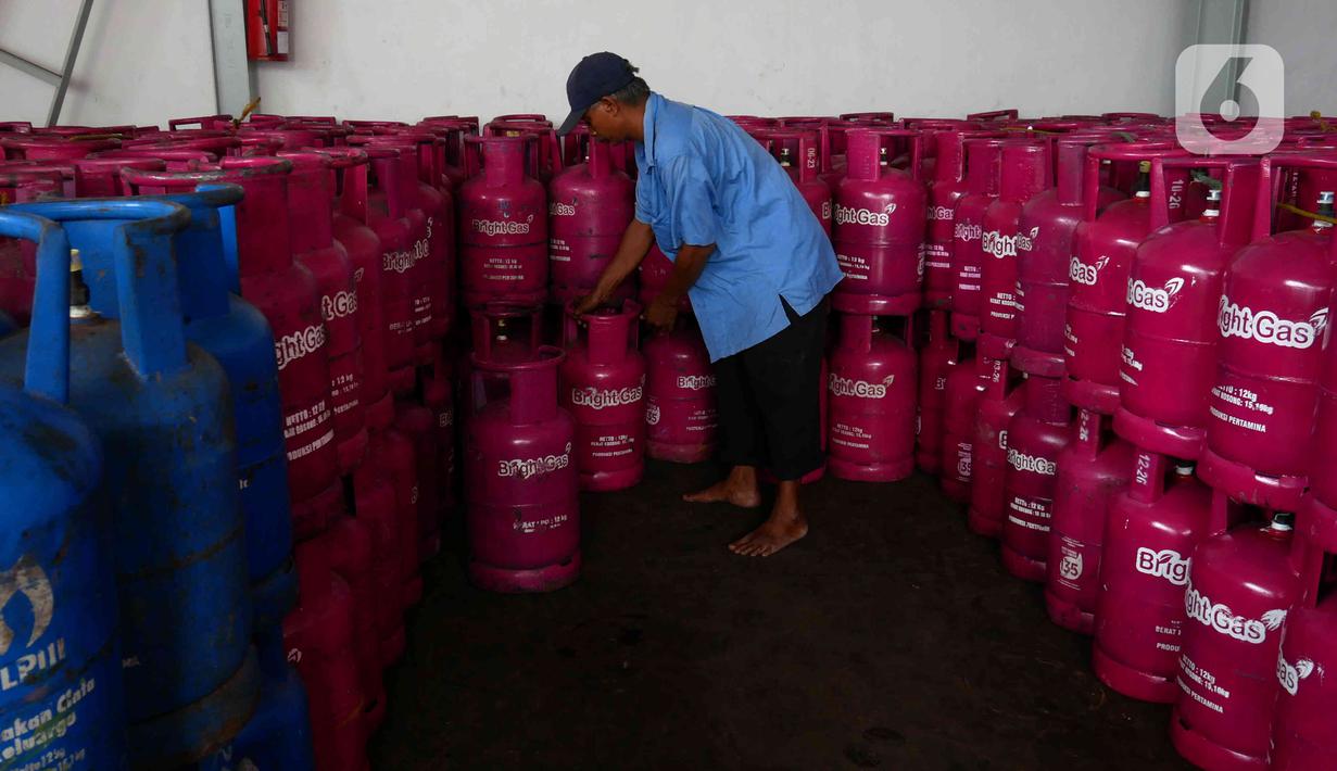 Petugas menata tabung gas LPG non-subsidi di sebuah agen gas di kawasan Jakarta, Kamis (30/12/2021). Pertamina memastikan stok LPG nasional, baik LPG PSO maupun Non PSO, dalam kondisi aman menjelang pergantian Tahun Baru 2022. (Liputan6.com/Angga Yuniar)