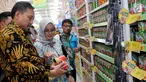 BPOM Provinsi Banten bersama Dinkes dan Disperindag Kota Tangsel mengecek makanan kaleng saat sidak di swalayan, Tangsel, Banten, Kamis (5/4). Sidak mengantisipasi peredaran produk ikan makarel yang sebelumnya ditarik oleh BPOM. (Merdeka.com/Arie Basuki)