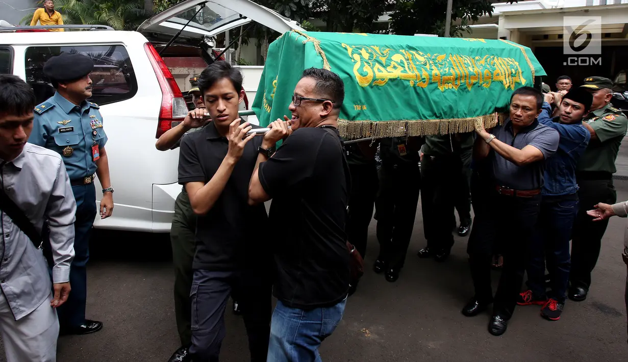 Keluarga dan kerabat membawa jenazah mendiang Mantan Gubernur Jawa Timur Mayjen (Purn) Basofi Sudirman di rumahnya Kemang Utara, Jakarta, Senin (7/8). Basofi meninggal di Rumah Sakit Medistra Jakarta, hari ini, pukul 10.58 WIB. (Liputan6.com/Johan Tallo)