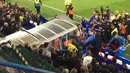Guus Hiddink terlihat terjatuh saat keributan di Stadion Stamford Bridge, Inggris (3/5). Untungnya Hiddink tidak mengalami cedera. Hiddink langsung dapat pertolongan dari beberapa steward yang berada di sekitarnya. (Twitter/@Jonathankydd)  