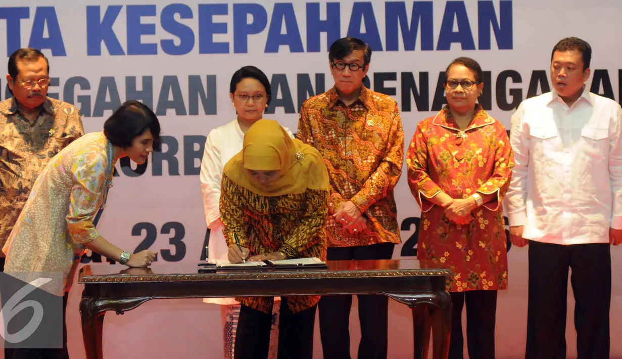  Mensos, Khofifah Indar Parawansa menandatangani MoU untuk menanggulangi persoalan kasus Tindak Pidana Perdagangan Orang (TPPO) atau Human Trafficking, Jakarta, Selasa (23/8). (Liputan6.com/Helmi Afandi)