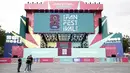 Orang-orang berjalan di instalasi FIFA Fan Fest Guadalajara di Plaza Liberacion dan Plaza de Armas di pusat kota Guadalajara, Negara Bagian Jalisco, Meksiko, Selasa 9 Juni 2026, menjelang pembukaan turnamen sepak bola Piala Dunia 2026. (Ulises RUIZ/AFP)