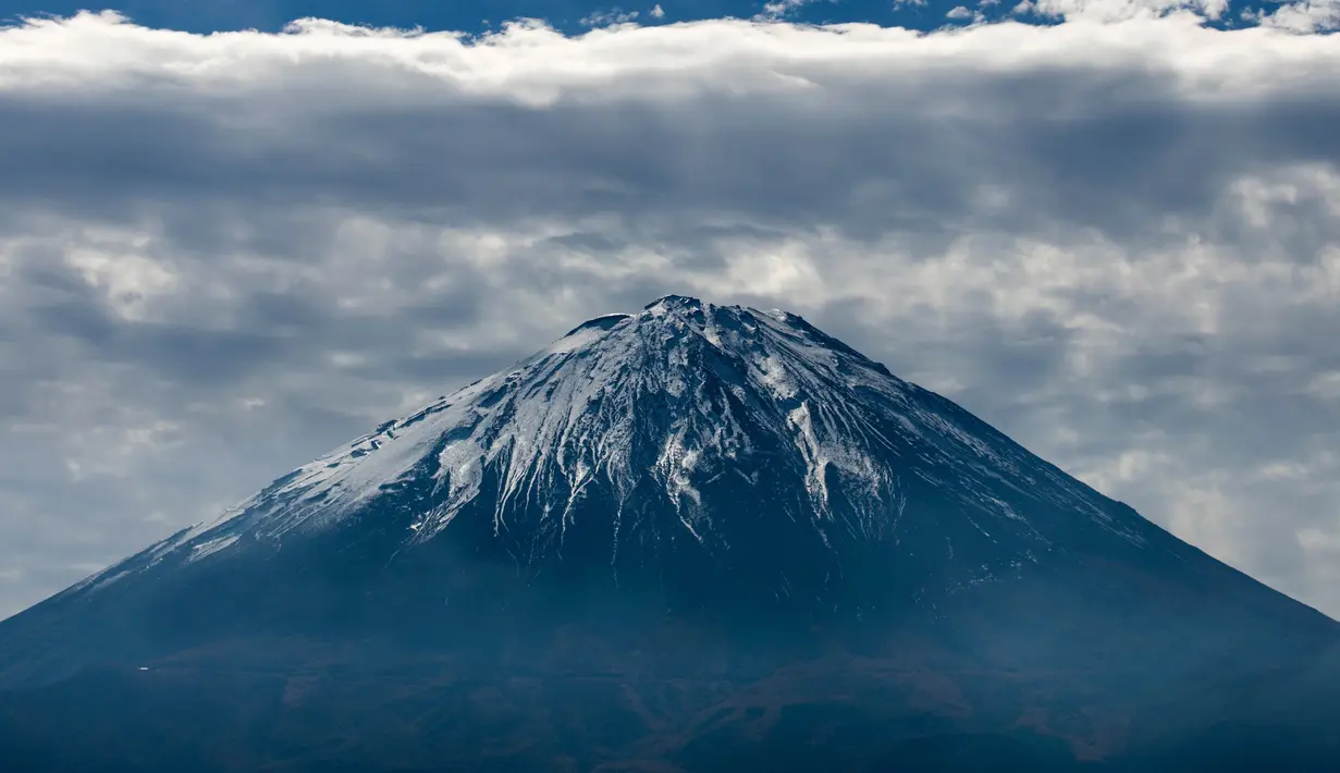 Gunung Fuji, gunung tertinggi di Jepang, terlihat dari Fujikawaguchiko, Prefektur Yamanashi (1/11). Gunung setinggi 3.776 m ini dikelilingi juga oleh lima danau yaitu Kawaguchi, Yamanaka, Sai, Motosu dan Shoji. (AFP Photo/Behrouz Mehri)