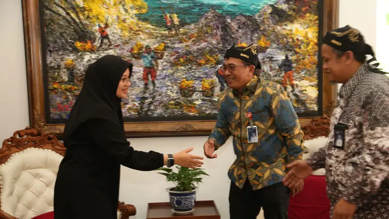 Bupati Banyuwangi IpukFiestiandani (baju hitam) telah bertemu Direktur Utama PT INKA (Persero), Eko Purwanto