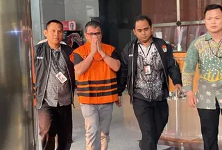 Bupati Bolaang Mongondow Utara (Bolmut) Sirajudin Lasena ditahan Komisi Pemberantasan Korupsi (KPK) setelah terjaring operasi tangkap tangan (OTT). (Liputan6.com/Dimas Ramadhan Wicaksana)