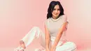 Tampil sporty, pemotretan Beby Tsabina ini tak lepas dari perhatian netizen. Dirinya terlihat menggunakan busana serba putih lengkap dengan sneakers bermotif untuk menunjang penampilannya. (Liputan6.com/IG/@bebytsabina)