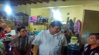 Menteri Perindustrian Airlangga Hartarto meninjau proses produksi industri garmen di Sentra Industri Rajutan Binong Jati, Bandung, Jumat,(7/4/2017).