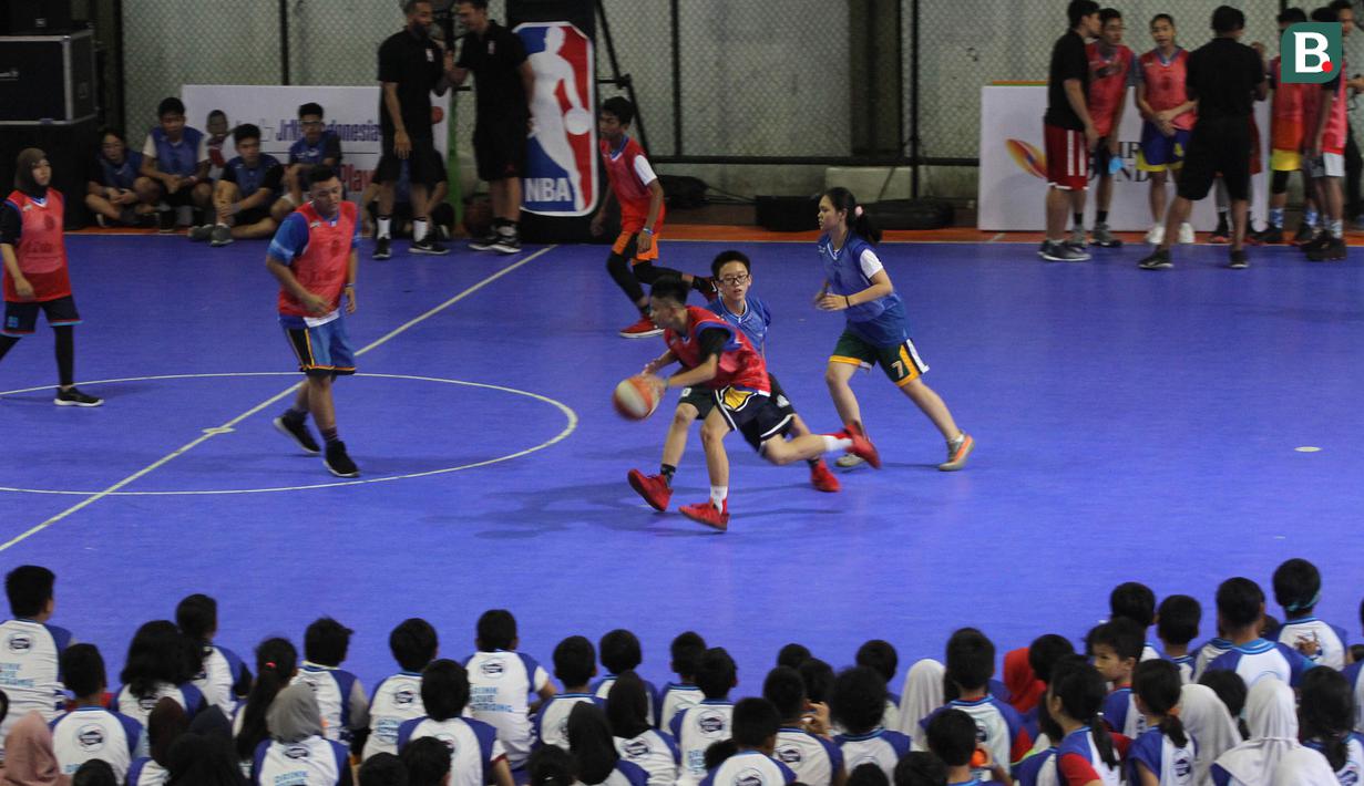 Sejumlah anak mengikuti pelatihan basket oleh Jr NBA di Cilandak Sports Center, Jakarta, Sabtu (24/3/2018). Jr NBA program pembinaan global memperkenalkan basket kepada anak-anak. (Bola.com/Asprilla Dwi Adha)