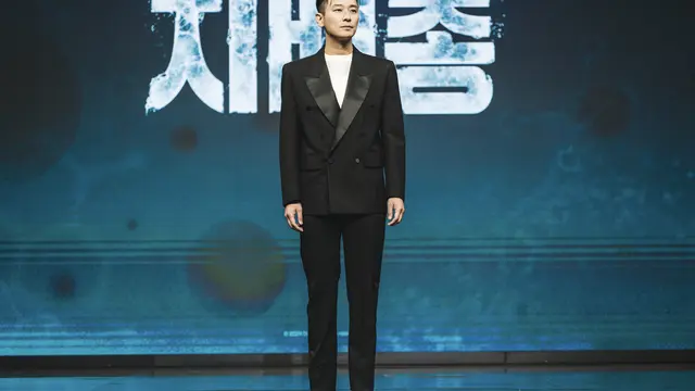 Ju Ji Hoon di konferensi pers serial "Blood Free". [Foto: Disney+ Hotstar]