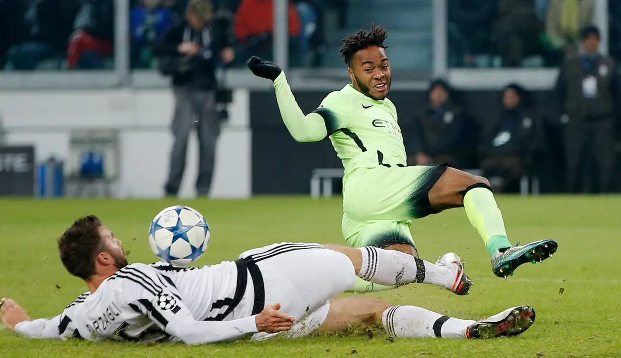 Bek Juventus, Andrea Barzagli (kiri) berebut bola dengan gelandang Manchester City pada laga Grup D Liga Champions di Juventus Stadium, Turin, Italia, Kamis (26/11).  Juventus menang atas City dengan skor 1-0. (Reuters/Andrew Couldridge)