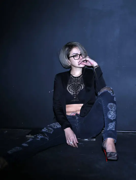 "Gue bukan prostitute, jadi untuk peran di sini gue cari tahu yang jual diri untuk kebutuhan, nanya sama teman yang di bidang itu, ini kan prostitute kelas semuanya," tandas Nikita. (Nurwahyunan/Bintang.com)