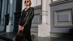 Bukan Luna Maya namanya jika mengenakan OOTD tak sambil membawa tas. Pada potret ini ia juga tampak menenteng tas mewah warna coklat kemerahan. (Instagram/lunamaya)