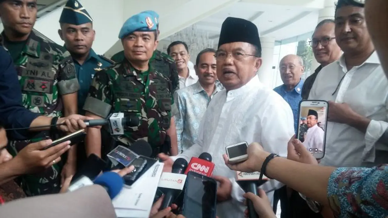 Wakil Presiden Jusuf Kalla ikut melaksanakan ibadah salat Jumat bersama dengan para peserta aksi damai 2 Desember di Silang Monas, Jakarta.