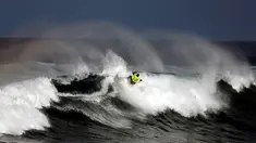 Seorang peserta beraksi menaklukan ombak selama mengikuti dalam kompetisi surfing di laut Mediterania di Ashdod, Israel, (17/11). (REUTERS/Amir Cohen)