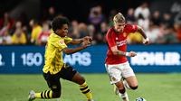 Bek Manchester United Brandon Williams berebut bola dengan penyerang Borussia Dortmund Karim Adeyemi&nbsp;dalam pertandingan persahabatan di Stadion Allegiant, Las Vegas, Nevada, Senin (31/7/2023).&nbsp;(Patrick T. Fallon/AFP)