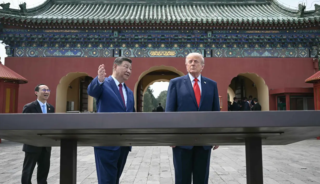 Presiden Tiongkok, Xi Jinping (tengah) dan Presiden Amerika Serikat (AS), Donald Trump saat mengunjungi Temple of Heaven, Beijing, Kamis 14 Mei 2026. (Brendan Smialowski/Pool Photo via AP)