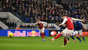 Viktor Gyokeres mencetak gol tunggal kemenangan Arsenal atas Everton lewat titik putih pada laga pekan ke-17 Premier League di Hill Dickinson Stadium, Minggu (21/12/2025) dini hari WIB. (AFP/Oli Scarff)