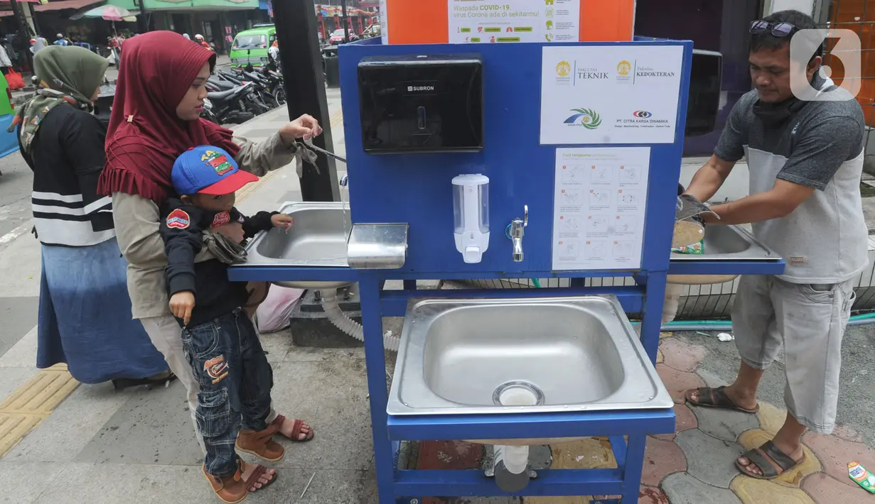 Warga menggunakan fasilitas tempat cuci tangan atau wastafel portabel di Pasar Bogor, Jalan Suryakencana, Kota Bogor, Sabtu (29/3/2020). Pemerintah Kota Bogor menerima bantuan berupa tempat cuci tangan portable dari Ikatan Alumni Teknik dan Alumni Ekonomi UI. (merdeka.com/Arie Basuki)