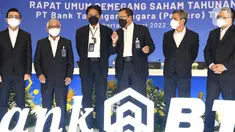 Direktur Utama Bank BTN Haru Koesmahargyo (ketiga kanan) dan Komisaris Utama Bank BTN Chandra M Hamzah (ketiga kiri) berbincang dengan jajaran direksi dan komisaris usai Rapat Umum Pemegang Saham Tahunan (RUPST) Bank BTN di Jakarta, Rabu (2/3/2022). (Liputan6.com/HO/BTN)