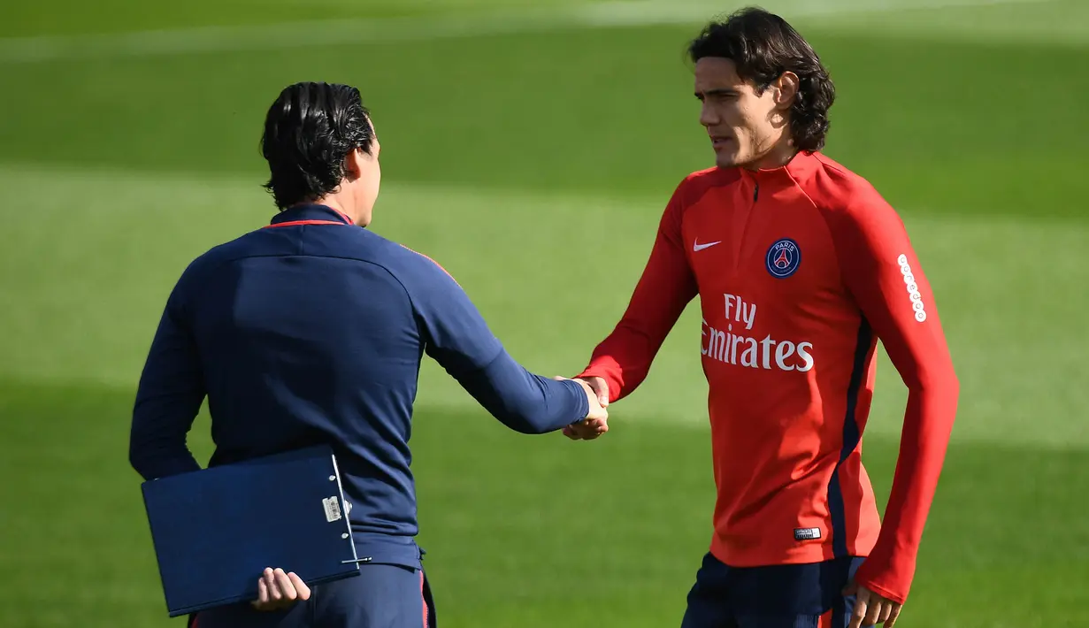 Striker PSG, Edinson Cavani, bersama pelatih Unai Emery saat latihan di Saint-Germain-en-Laye, Yvelines, Kamis (21/9/2017). Ini merupakan latihan perdana pasca konflik rebutan tendangan bebas dan penalti antara Neymar dan Cavani. (AFP/Franck Fife)